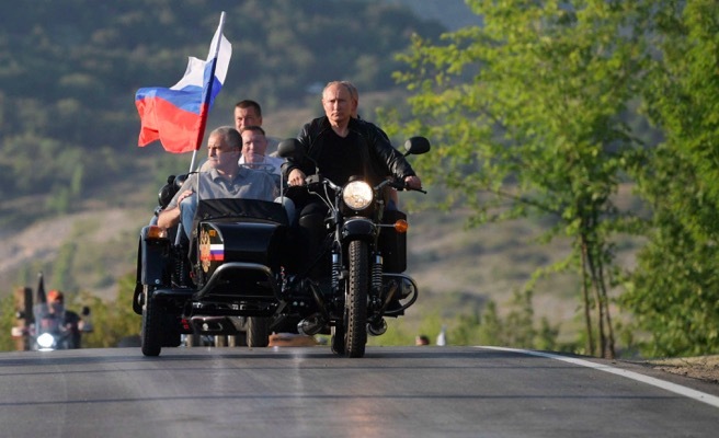 Xem Tổng thống Putin oai vệ cưỡi xe máy phân khối lớn