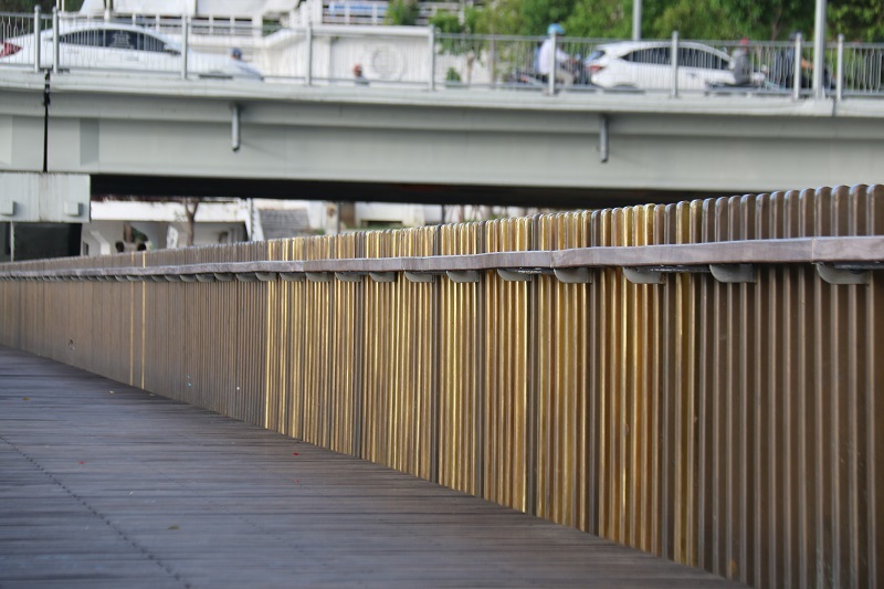 Lan can cầu đi bộ lát gỗ lim ven sông Hương chuyển màu khó tin