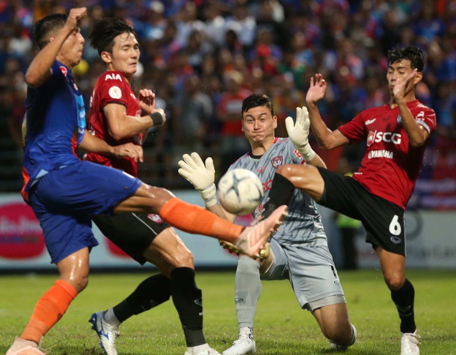 Đặng Văn Lâm bất lực, Muangthong thua trắng vòng 23 Thai-League