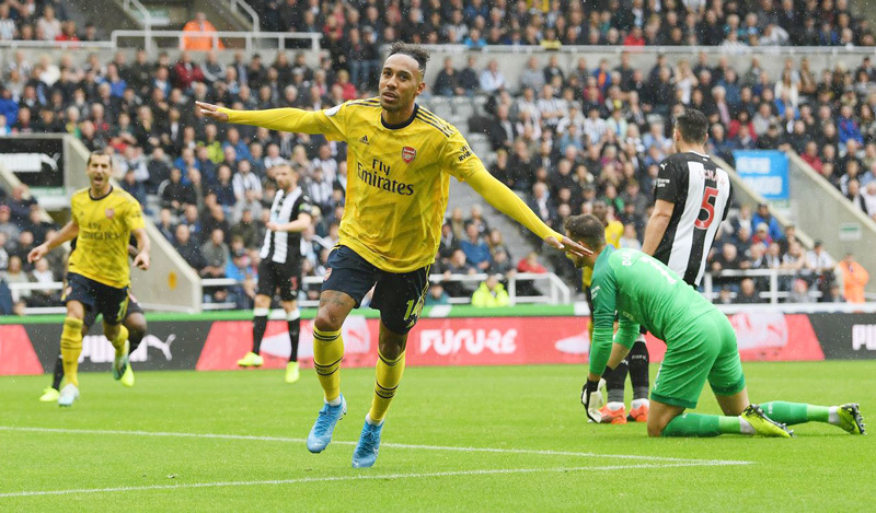 Aubameyang lập đại công, Arsenal thắng nhọc Newcastle