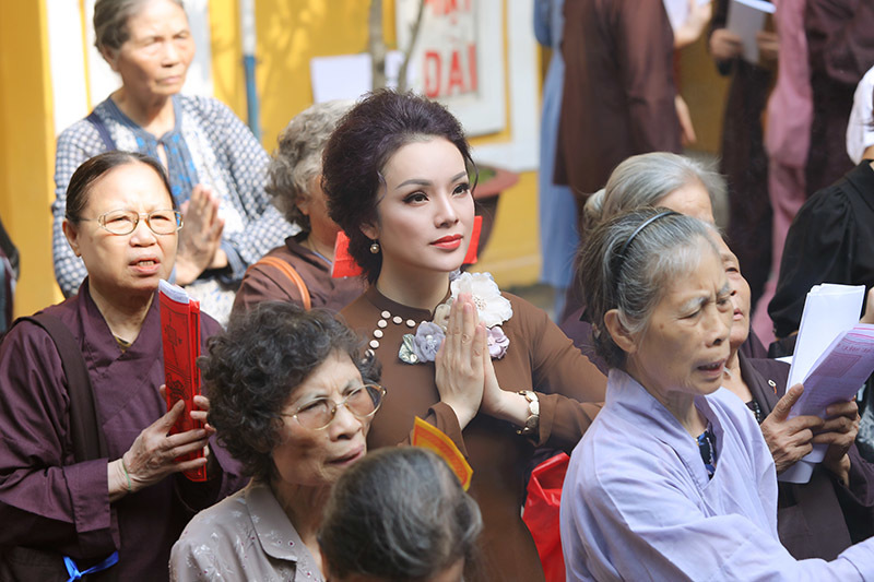 Tân Nhàn đi chùa lễ Vu lan