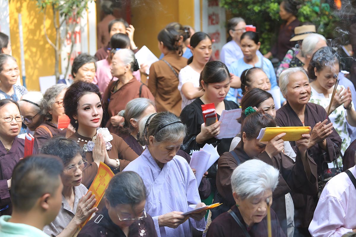 Tân Nhàn đi chùa lễ Vu lan