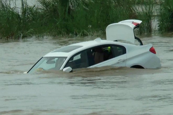 Cậu ấm dỗi bố mẹ đẩy chiếc BMW được tặng xuống sông