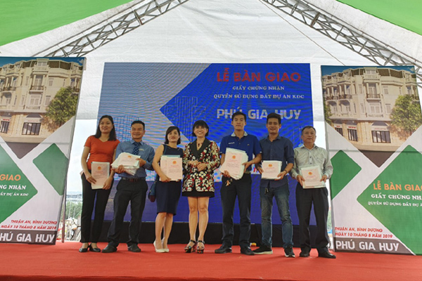 Hơn 300 khách mua đất dự án Phú Gia Huy nhận sổ hồng