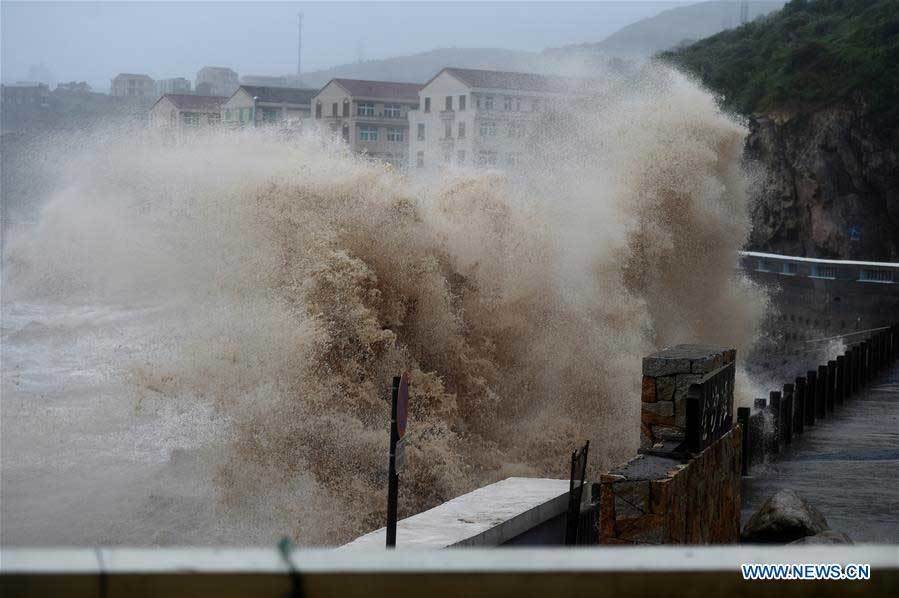 Video bão Lekima vùi dập Trung Quốc, cuốn trôi nhiều nhà cửa