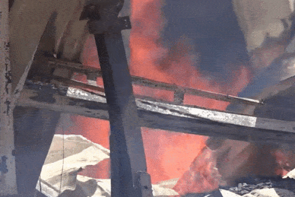 Cháy dữ dội cả dãy nhà xưởng toàn củi và gỗ dăm ở Quy Nhơn