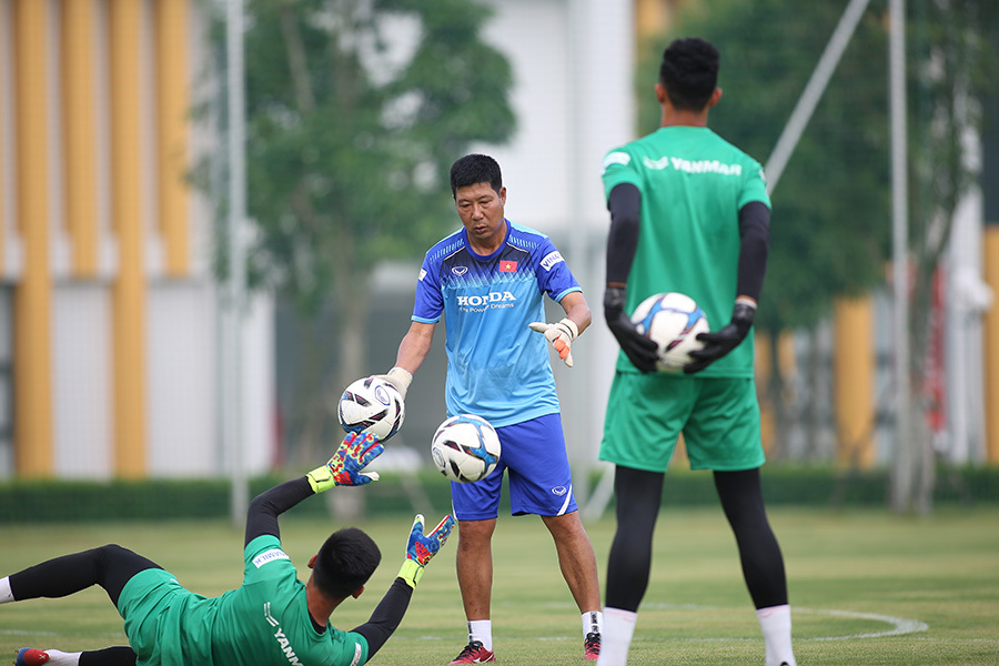 Thầy Park cho thủ môn U22 Việt Nam tập bắt penalty