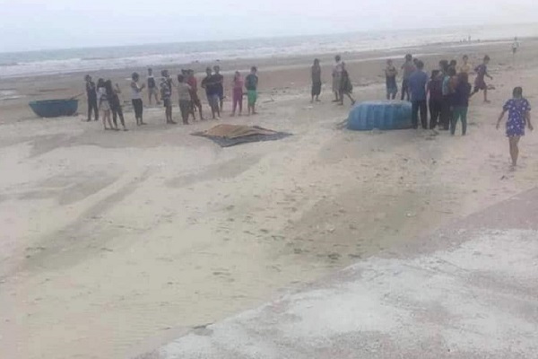 Tìm thấy thi thể 2 người mất tích khi tắm biển ở Bình Thuận