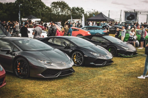 Hơn 700 siêu xe quy tụ tưởng nhớ ngôi sao phim bom tấn 