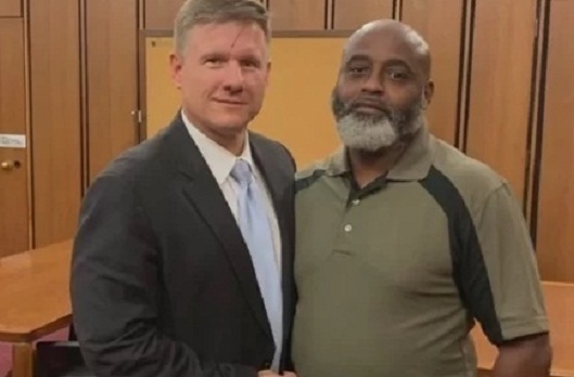 Được đền bù 50 triệu USD vì bị cảnh sát nhốt vào tủ