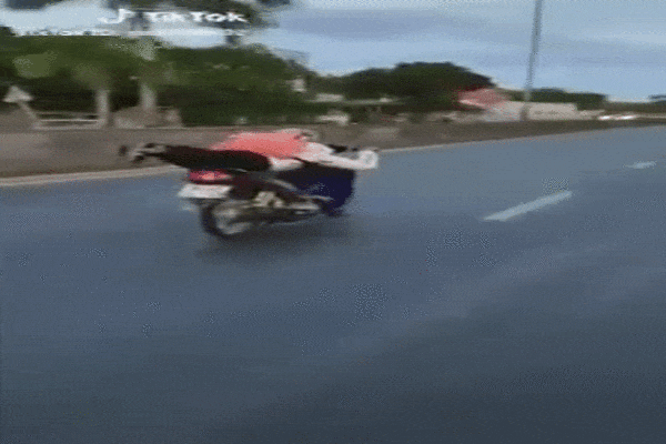 Nam sinh ở Quảng Nam nằm dài trên xe máy, phóng như bay trên QL 1A