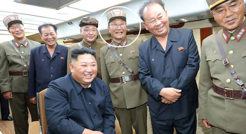 Kim Jong Un phong quân hàm cho hàng trăm nhà khoa học