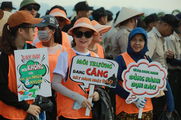 30 phút thu về hơn 300kg rác trên bãi biển Bãi Cháy