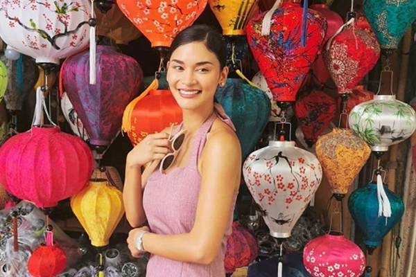 Hoa hậu Hoàn vũ 2015 Pia Wurtzbach du lịch phố cổ Hội An