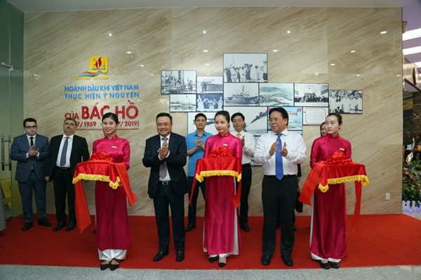 Triển lãm ảnh ‘60 năm ngành Dầu khí Việt Nam thực hiện ý nguyện của Bác Hồ’