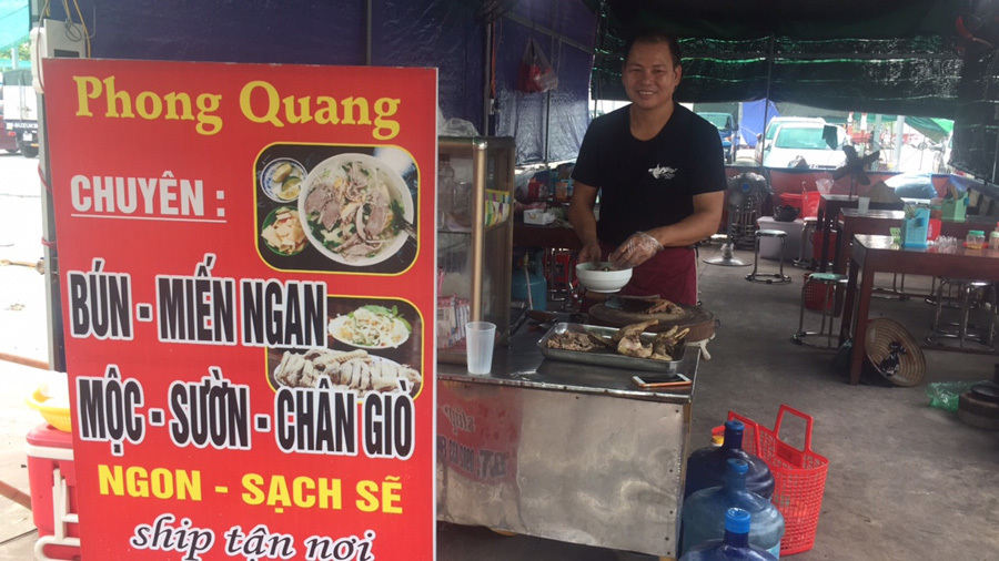 Chủ quán bún Hà Nội trả lại khách 100 triệu trong túi xách bỏ quên