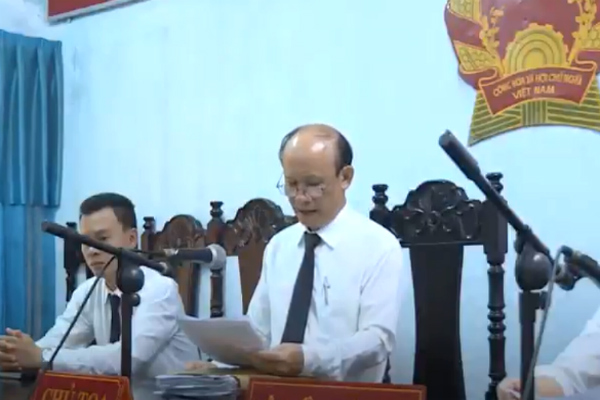 Nguyên chánh án bị tố mua dâm ngồi ghế chủ tọa xử án hiếp dâm