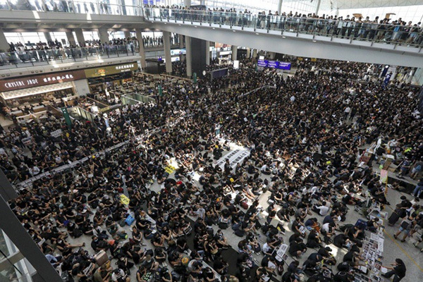 Người Việt tới Hong Kong cân nhắc hạn chế đến nơi tụ tập đông người