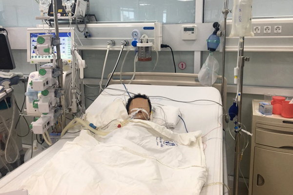 Bé trai 2 tuổi hỏng gan, nguy kịch vì sai lầm của cha mẹ khi dùng thuốc hạ sốt
