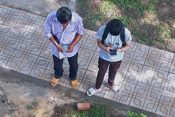 Cay mắt với tấm hình người cha đếm tiền ngày đưa con nhập trường