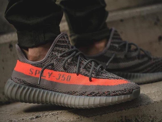 Mặc cả giảm 14 triệu khi mua 3 đôi Adidas nhái ở Trung Quốc