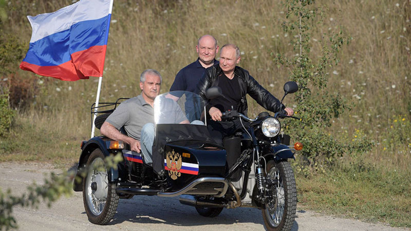 Tổng thống Putin bị khiếu nại vì đi xe máy không đội mũ bảo hiểm