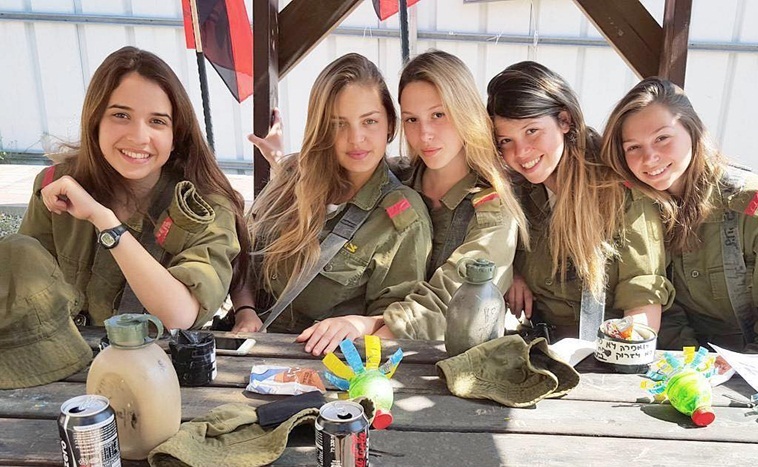 Bộ ảnh 'đốt mắt' của các nữ binh sĩ quân đội Israel