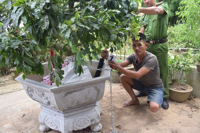 Bị truy nã, đôi nam nữ ngáo đá dùng mã tấu chống trả công an