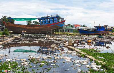 Cảnh đời bi đát, cả nhà ra đê ở 'làng tỷ phú'