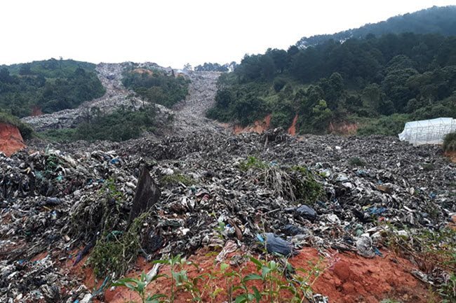 Collapse of trash mountain buries vast farming area in Da Lat