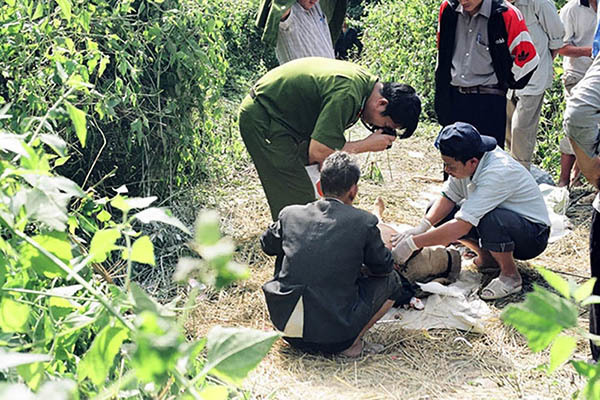 Nghi án người lái xe ôm bị giết vứt dưới mương nước ở Sài Gòn