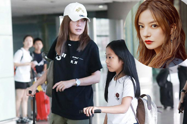 Triệu Vy lộ mặt kém sắc xuất hiện cùng con gái ở sân bay