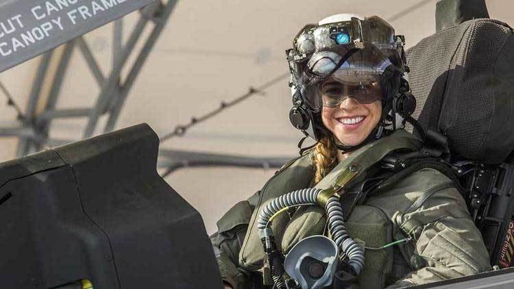 Chân dung nữ phi công đầu tiên tốt nghiệp khóa huấn luyện lái F-35