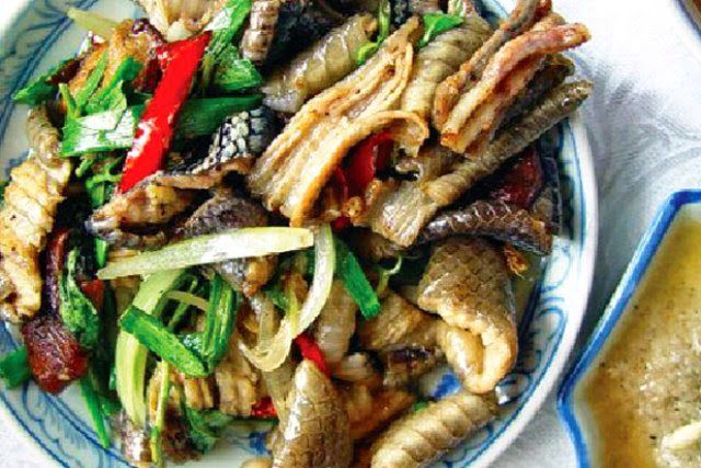 Chiết khiếp, nồi lẩu rắn hổ nhậu rượu tim rắn còn nóng hổi
