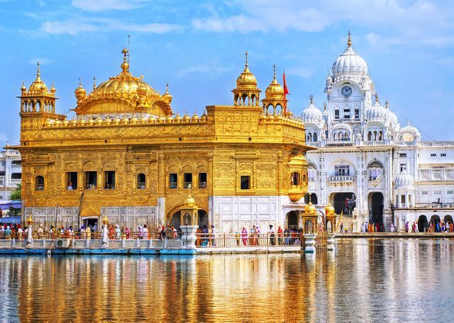 'Lóa mắt' ngôi đền bằng vàng bên hồ nước thiêng, phục vụ 100.000 suất ăn miễn phí mỗi ngày