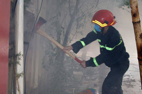 Cháy siêu thị 90K ở Bắc Giang, nam nhân viên bị mắc kẹt