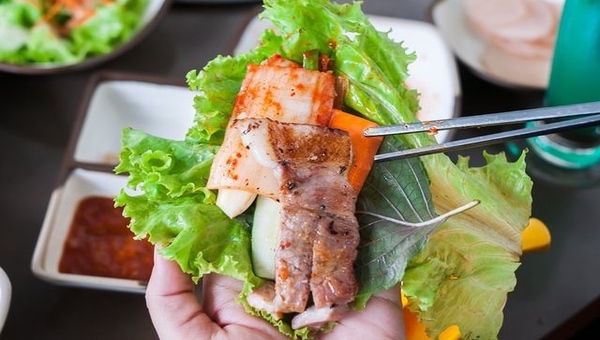 Cô gái 17 tuổi cấp cứu vì ăn thịt nướng, chuyên gia chỉ ra 4 điều cấm kỵ