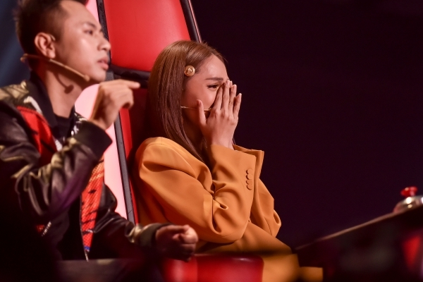 Hương Giang bật khóc nức nở khi học trò hát 'Cánh hoa tàn - Chị tôi'