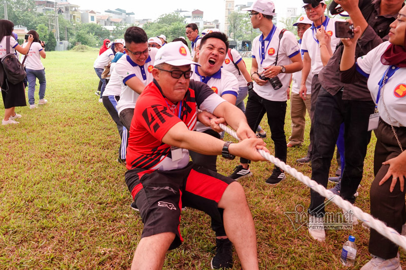 Khi các đại sứ gồng mình kéo co, bịt mắt đập niêu