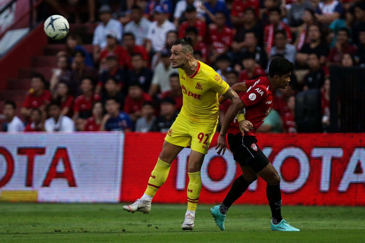 Đặng Văn Lâm bất lực, Muangthong United hòa Rayong sân nhà