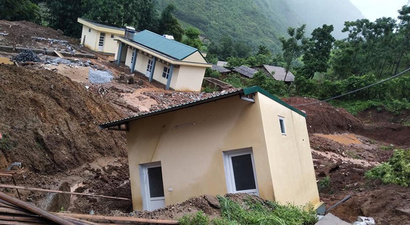 Children in flood-hit areas struggle to go to school