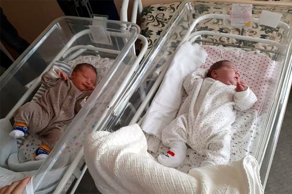 Hai bé sinh đôi chào đời cách nhau hai tháng rưỡi