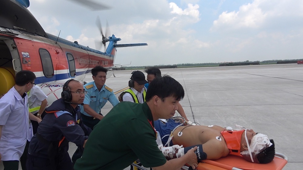 Trực thăng bay xuyên đêm đưa chiến sĩ gặp nạn từ đảo Sơn Ca vào đất liền