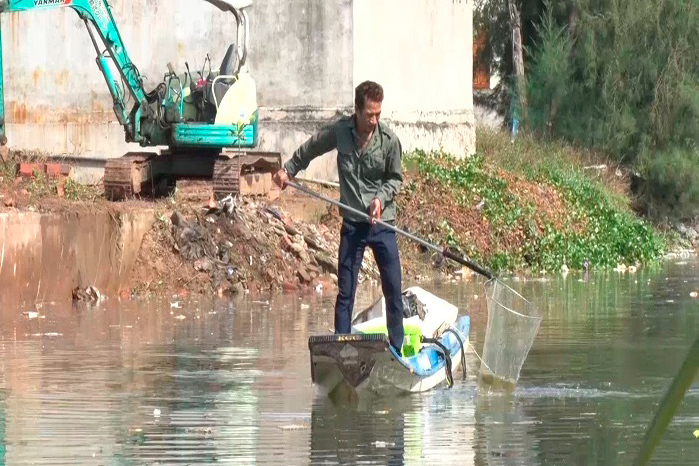 Hành động 'điên khùng' của người đàn ông xăm trổ dưới con kênh đầy rác