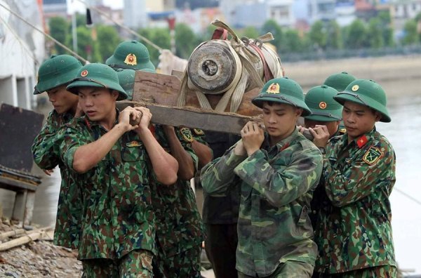 Xem công binh trẻ đưa quả bom 250kg rời sông Tam Bạc