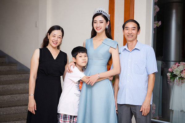 Hoa hậu Lương Thùy Linh trong vòng tay gia đình và người dân Cao Bằng