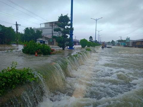 Are floods in Da Lat, Phu Quoc caused by hot tourism development?