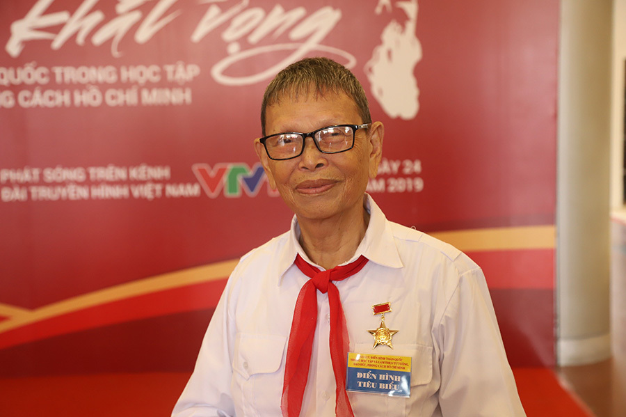 Thầy giáo làng vượt qua nỗi đau bệnh phong làm nghìn việc tốt