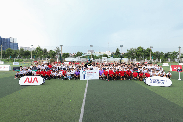 AIA kết nối ‘chân sút nhí’ Việt với HLV của Tottenham Hotspur