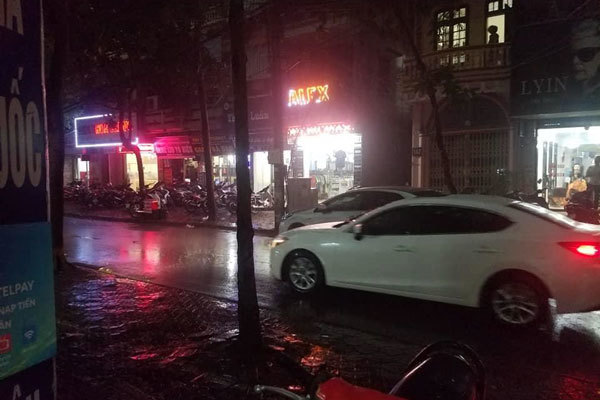 Hà Nội dông lớn, 2h chiều trời tối như ban đêm
